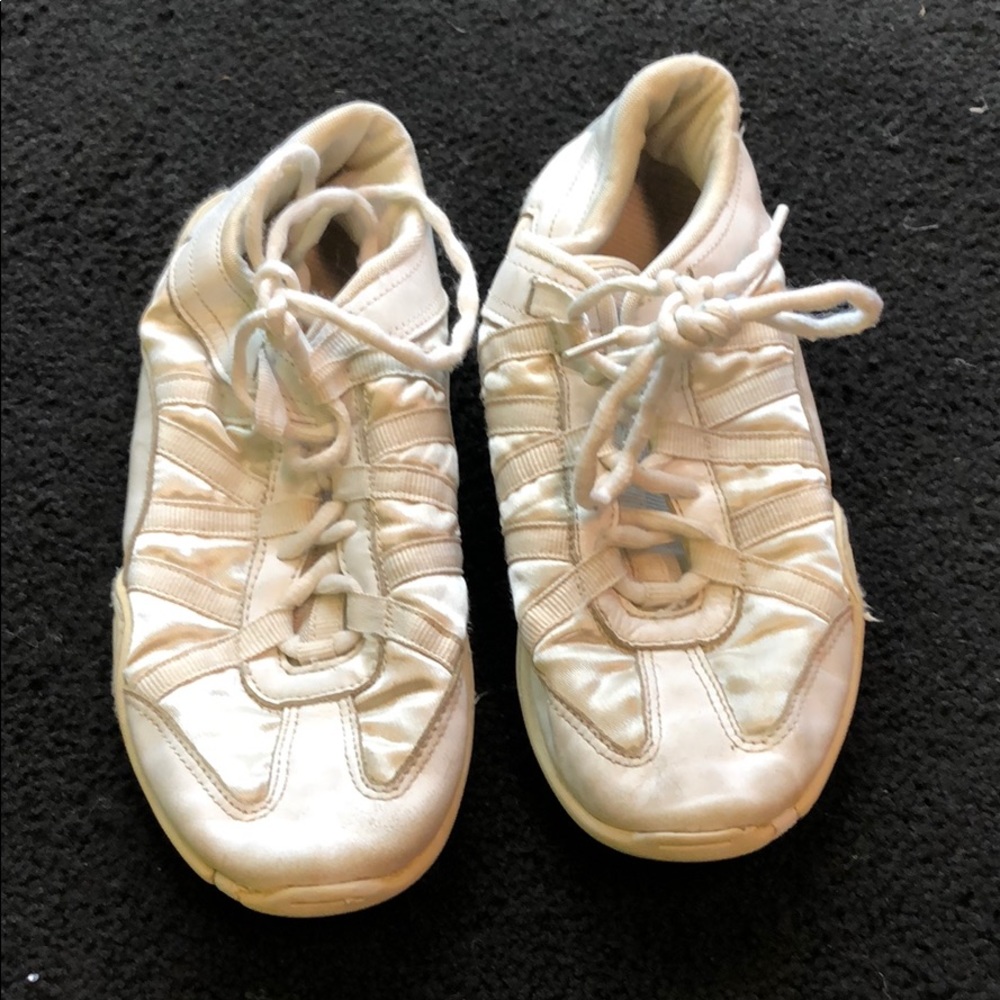 Cheer shoes